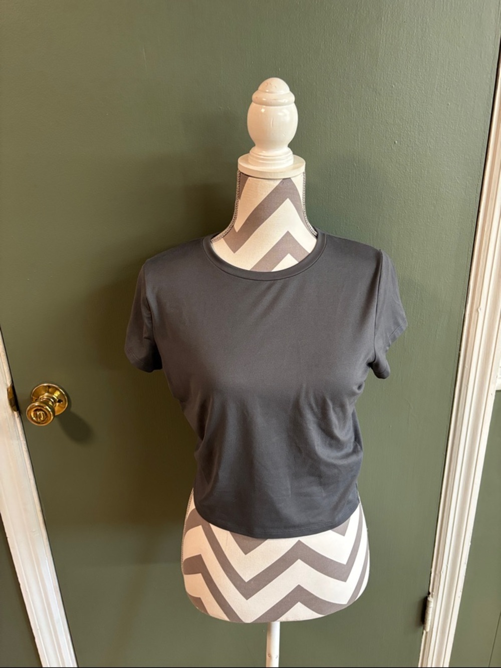 Hollister Women's Crop Tee in Charcoal Gray